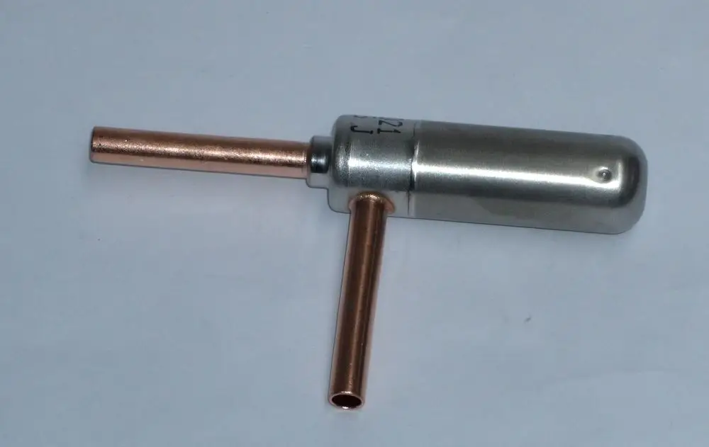 Motorbetätigtes Ventil von Daikin mit zwei Kupferrohren, eines kürzer und eines länger, in einer metallischen Ausführung.